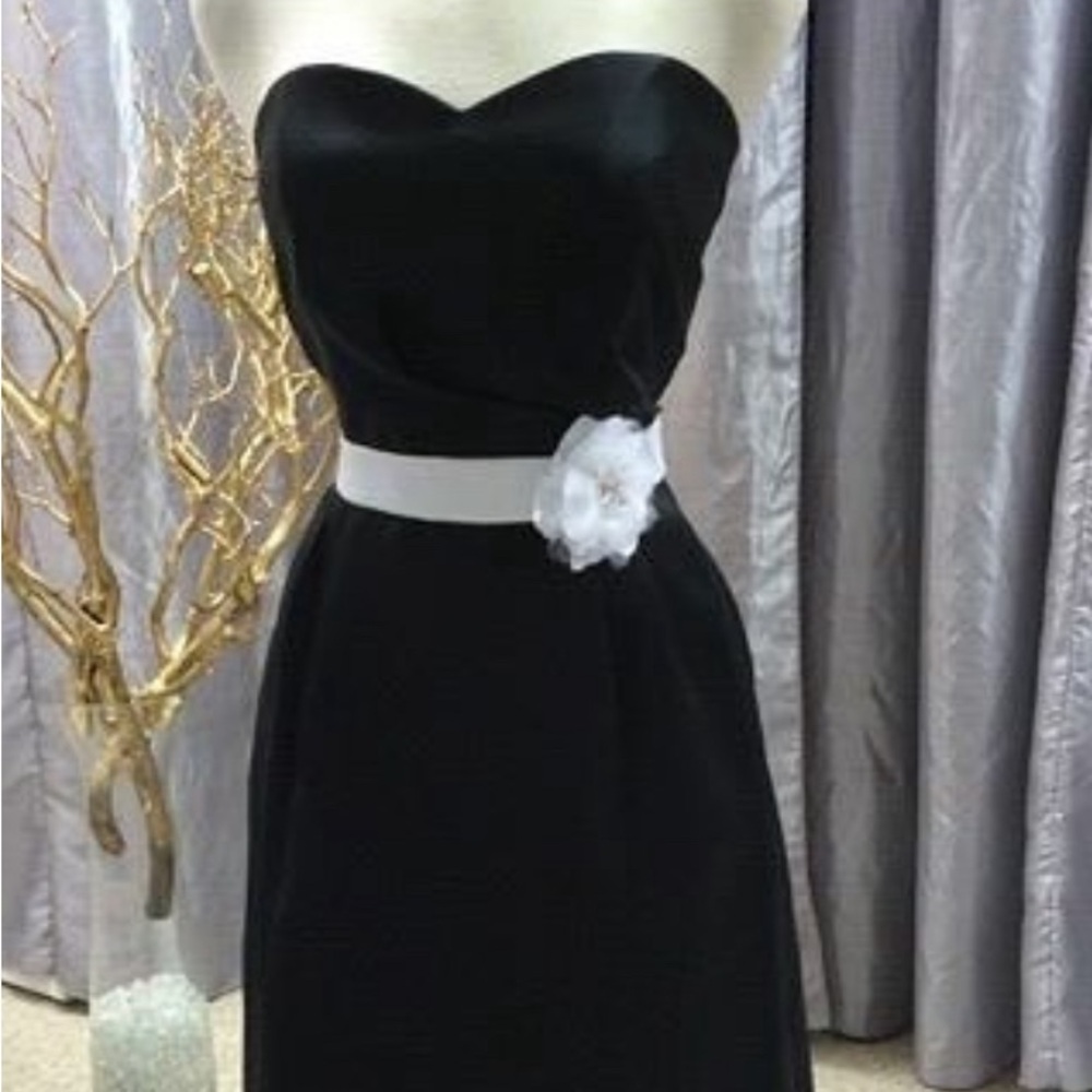 Black Sheath Cocktail Dress with Sleeveless Design and Scoop Neck